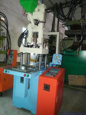 大量双合金螺杆二手立式注塑机优惠价出售，适合手机连接产品制造
